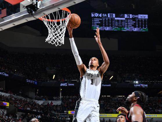 开云-8分40秒砍两双！文班亚马创NBA历史最快纪录